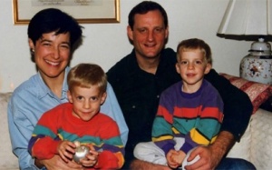 Người chồng dành cả đời chăm vợ con bệnh tật