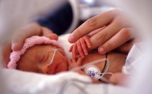 Tiêm chủng cho trẻ sinh non khi nào?