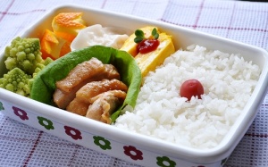 Muôn vàn tác hại từ hộp cơm trưa của dân văn phòng