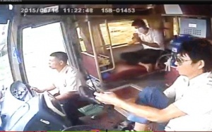 Thưởng 5 triệu cho người quay clip tài xế vừa lái xe vừa đi giày
