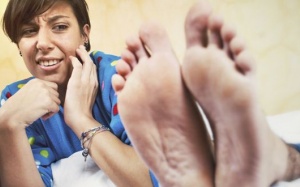 Chân hôi khó chịu, làm sao đây?