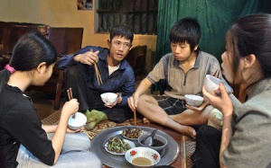 Hình ảnh bữa ăn gia đình Việt trong mắt thế giới