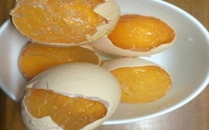 Trứng dẻo, dai như cao su có phải là giả?