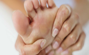 Gout mạn tính: Làm sao ngăn ngừa biến chứng?