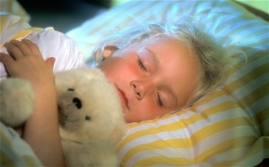 Đeo kính áp tròng ban đêm giúp điều chỉnh tật cận thị ở trẻ