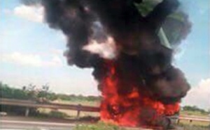 Xe chở 12 người cháy ngùn ngụt trên cao tốc Pháp Vân