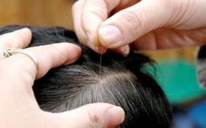 Sai lầm không ngờ khiến tóc bạn nhanh bạc sớm