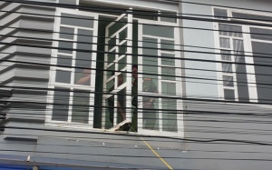 Một phụ huynh đưa con đi thi bị rơi từ tầng hai
