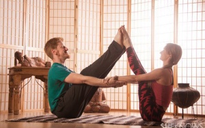 Bài tập yoga cho cả chàng và nàng 'hâm nóng' tình cảm