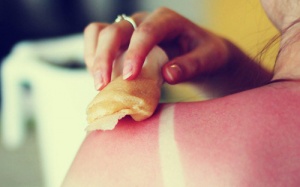 Infographic: Bí quyết làm dịu vết cháy nắng cực đơn giản