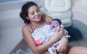 Những khoảnh khắc hạnh phúc của bà mẹ sinh con dưới nước