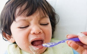 Cách sơ cứu khi trẻ bị sặc cháo