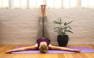 Bài tập yoga đơn giản giúp ngủ đã con mắt