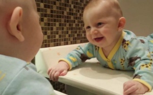 Soi gương kích thích bộ não của bé phát triển