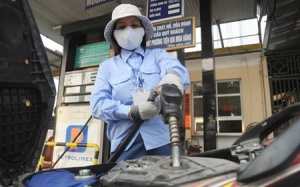 Xăng giảm giá từ 13 giờ chiều 4/7