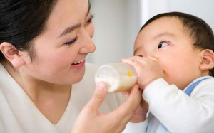 Tác hại khôn lường khi cho trẻ dưới 6 tháng uống nước lọc ngày nóng