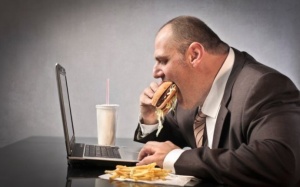 Photo: Tại sao không nên ăn trưa tại bàn làm việc?