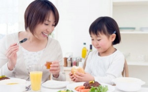 Vừa ăn vừa uống rước bệnh nhanh hơn