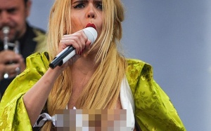 Nhập tâm biểu diễn, nữ ca sỹ Anh vô tình khoe nội y trên sân khấu