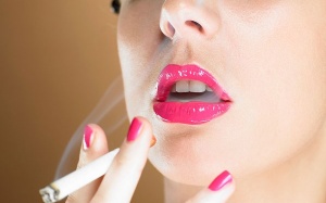 Muốn mãn kinh đến sớm, cứ việc hút thuốc lá!