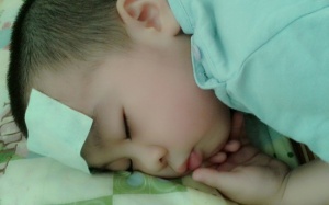 Có nên dùng miếng dán hạ sốt cho bé?