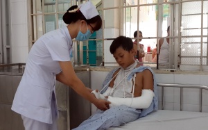 Bé trai 11 tuổi gãy 2 tay vì học leo tường như game show