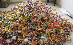 Gần 2.000 học sinh đổ bệnh vì kẹo nhiễm độc