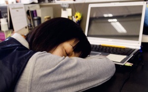 Ngủ gục tại văn phòng vào buổi trưa tốt hay xấu?