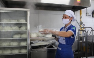 Nhiều vụ ngộ độc thực phẩm lớn do suất ăn giá quá rẻ