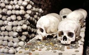 Rùng rợn nhà thờ dùng 70.000 bộ xương, sọ người để trang trí