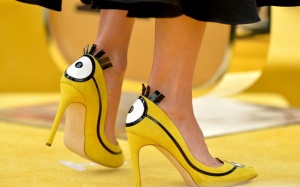 Mẫu giày 'lạ' mang hình Minions bán hết veo nhờ sao Hollywood