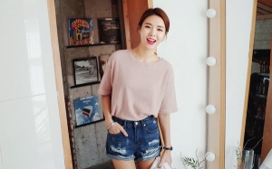 Áo phông trơn màu: “Bảo bối” kết hợp đồ mùa nóng dễ không tưởng