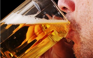 Bắp chân mỏi mỗi khi uống rượu có phải bệnh tăng huyết áp?