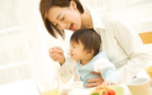 Nhai mớm cơm cho trẻ lợi bất cập hại