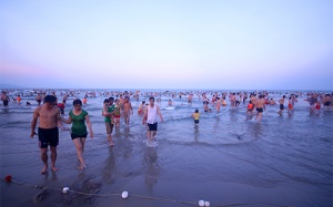 Tiểu bậy ở bãi biển Đà Nẵng bị phạt 300.000 đồng