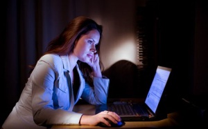 Làm việc đêm tăng nguy cơ ung thư ở cả 2 giới