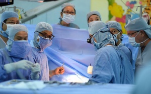 Ánh mắt khẩn cầu phía sau cánh cửa phòng mổ