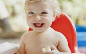 Cho bé dưới 6 tháng tuổi ăn như thế nào?