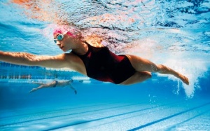 Đau đầu do đi bơi là bị làm sao?