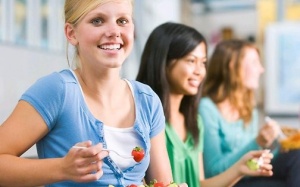 Ăn vặt có lợi cho tuổi teen?