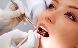 Răng tự nhiên bị sứt là bệnh gì?