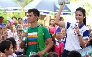 Xuân Bắc và Ngọc Hân mang sự ngọt ngào tới trẻ em nghèo Việt Nam