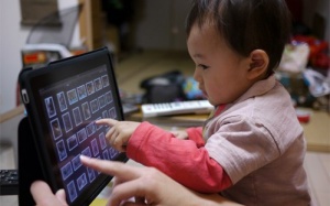 Trẻ bao nhiêu tuổi mới nên cho dùng điện thoại?