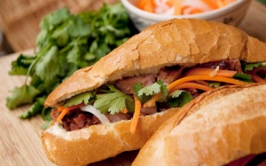 41 người ngộ độc bánh mì tại Vĩnh Long do đâu?