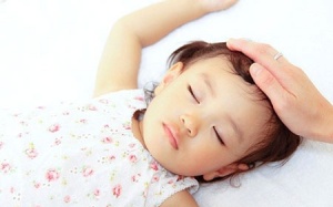 Chớ coi thường khi trẻ đổ mồ hôi trộm