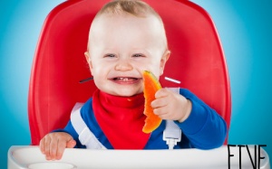 Khởi đầu tốt đẹp cho bữa ăn dặm đầu tiên của bé