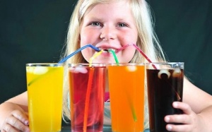 Trẻ uống nước ngọt có gas sẽ mất calci