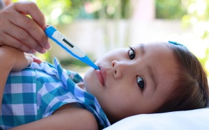 Xử trí thế nào khi trẻ bị sốt?