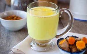 7 lợi ích khi uống sữa kèm bột nghệ