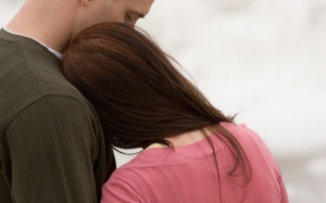 Vợ chồng trẻ ôm nhau khóc vì suy buồng trứng